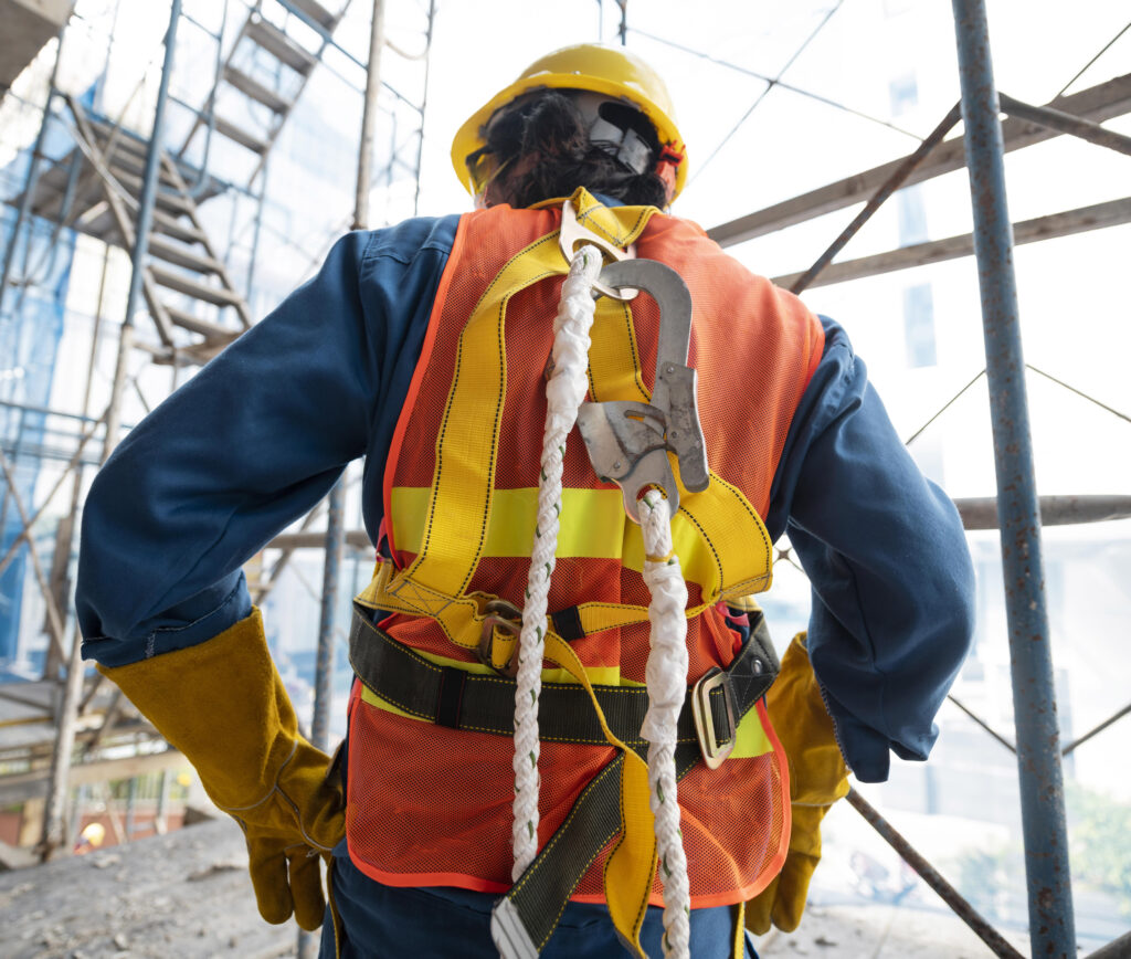uomo-di-vista-posteriore-con-equipaggiamento-di-sicurezza